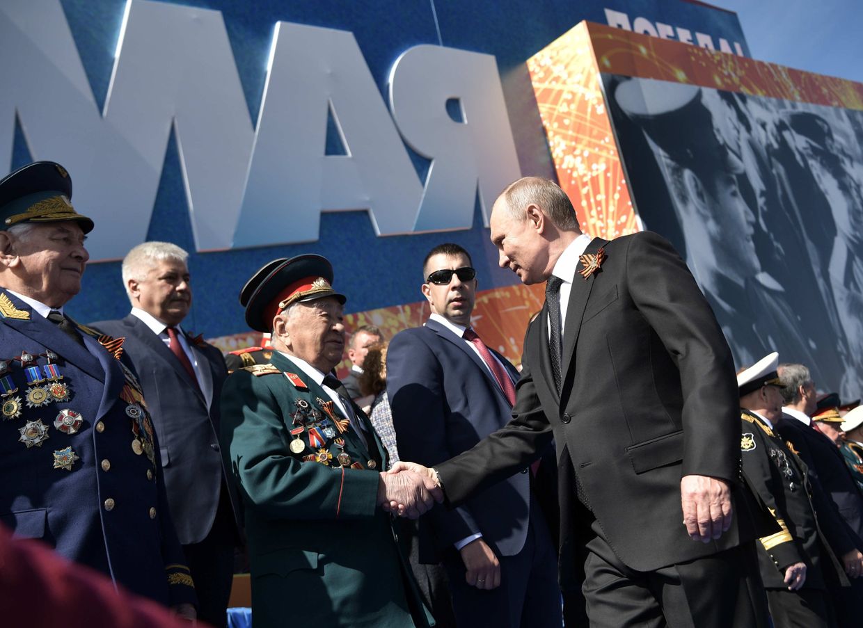 Президент РФ В.Путин и премьер-министр РФ Д.Медведев на военном параде в честь 73-й годовщины Победы в ВОВ