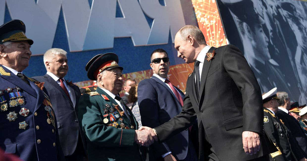 Президент РФ В.Путин и премьер-министр РФ Д.Медведев на военном параде в честь 73-й годовщины Победы в ВОВ Президент РФ В.Путин и премьер-министр РФ Д.Медведев на военном параде в честь 73-й годовщины Победы в ВОВ