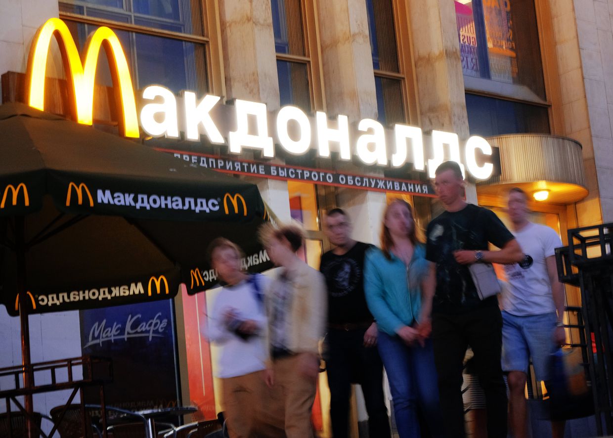 У входа в кафе Макдоналдс