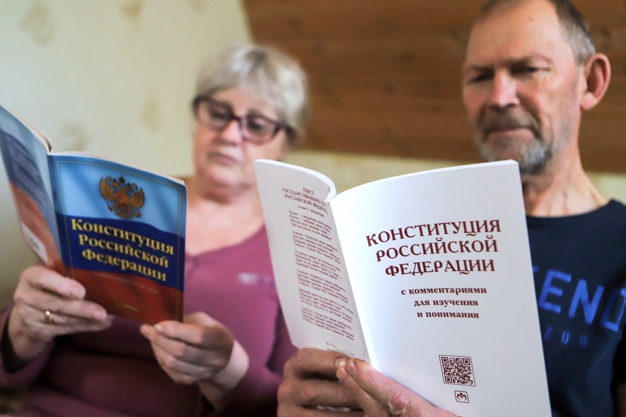 Люди изучают конституцию РФ