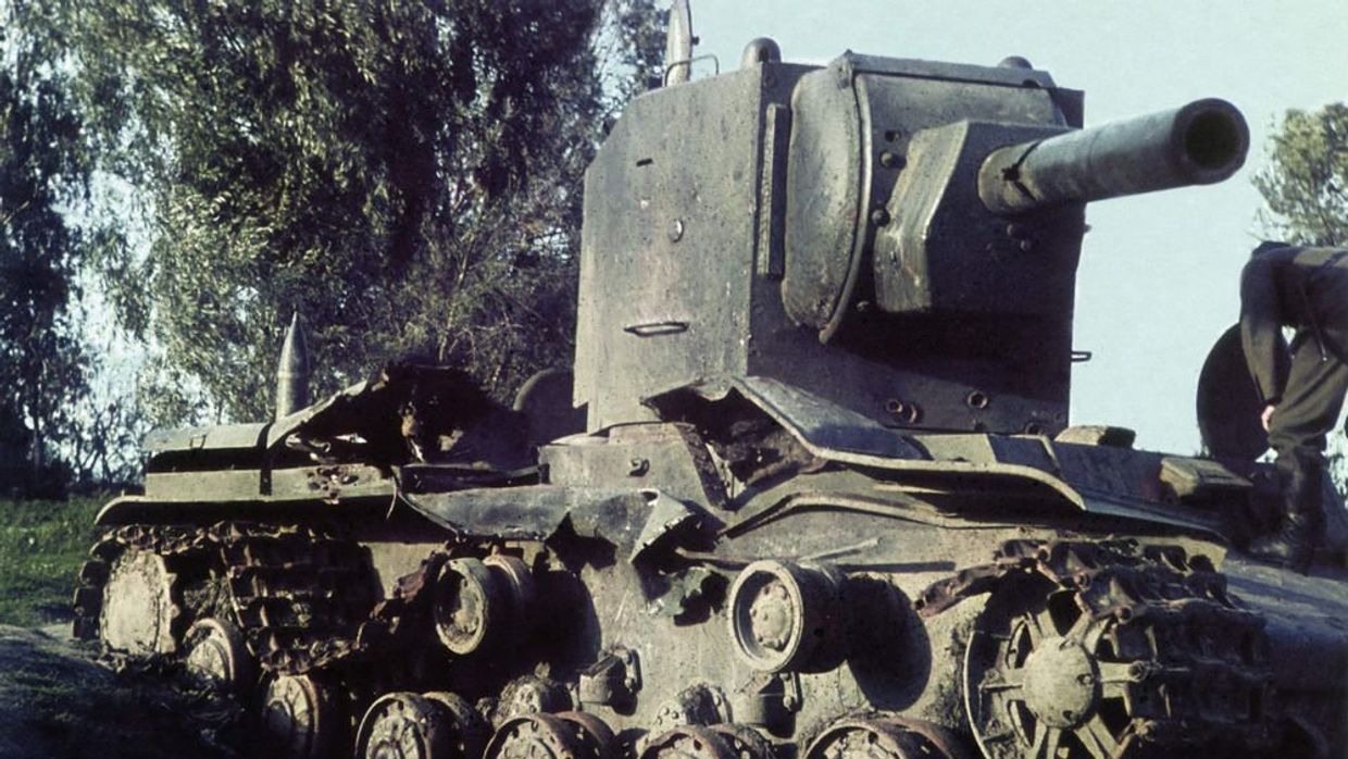 КВ-2 подбитый в бою