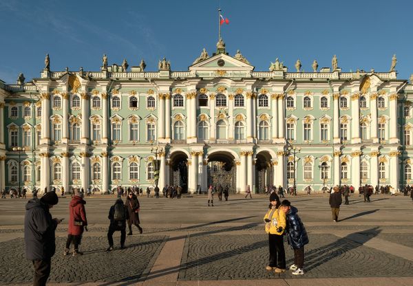 Туристы на Дворцовой площади в Санкт-Петербурге