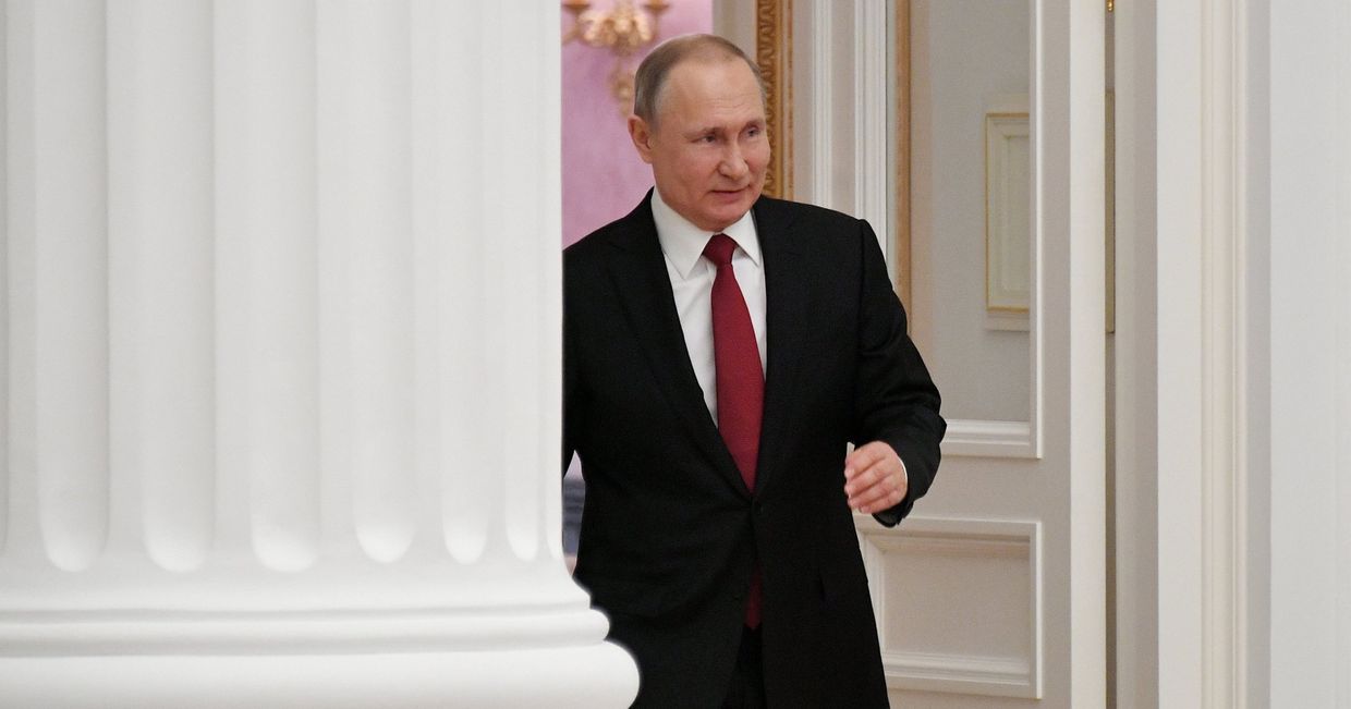 Президент РФ В. Путин вручил в Кремле президентские премии в области науки и инноваций