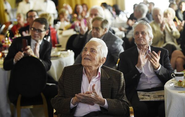 Актер Кирк Дуглас празднует свое 100-летие