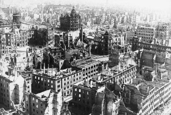 Разрушенный Дрезден, 1945 год