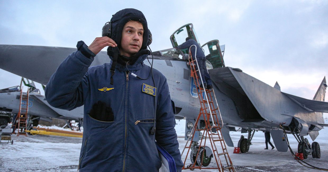Учебно-тренировочные полеты Су-24 и МиГ-31 в Мурманской области