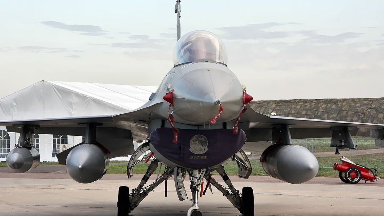 Американский многофункциональный лёгкий истребитель F-16 Fighting Falcon