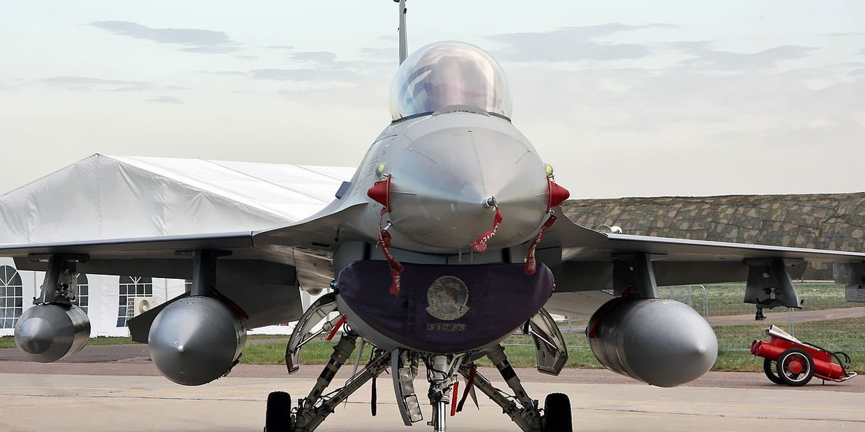 Американский многофункциональный лёгкий истребитель F-16 Fighting Falcon Американский многофункциональный лёгкий истребитель F-16 Fighting Falcon