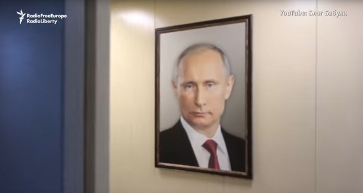 Портрет Путина в Лифте
