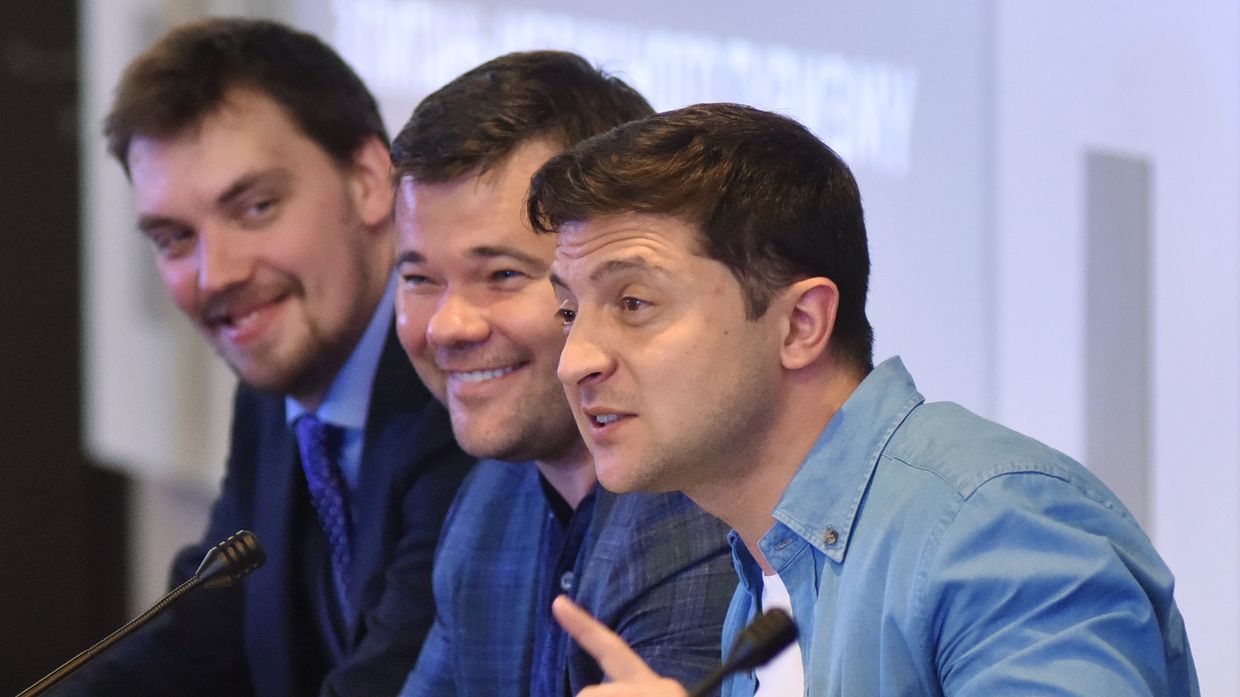 Заместитель главы офиса президента Украины Алексей Гончарук, руководитель администрации президента Украины Андрей Богдан и президент Украины Владимир Зеленский (слева направо) во время посещения школы депутатов партии Слуга народа в Трускавце