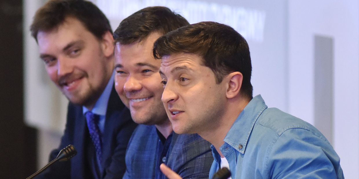 Заместитель главы офиса президента Украины Алексей Гончарук, руководитель администрации президента Украины Андрей Богдан и президент Украины Владимир Зеленский (слева направо) во время посещения школы депутатов партии Слуга народа в Трускавце