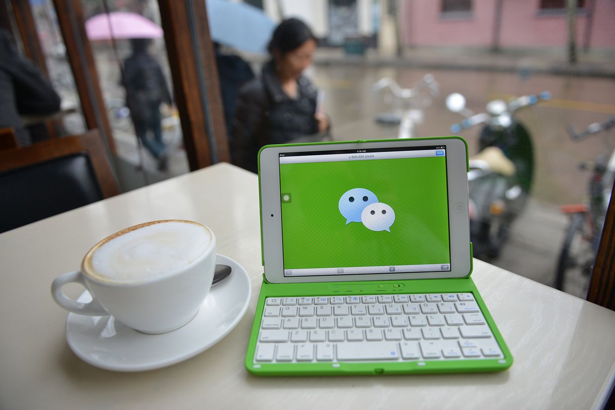 Приложение WeChat на экране планшета в кафе