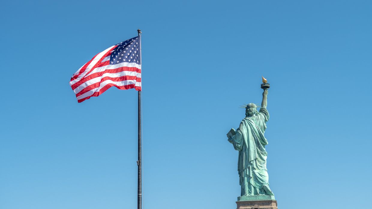 Статуя Свободы в Нью-Йорке и флаг США