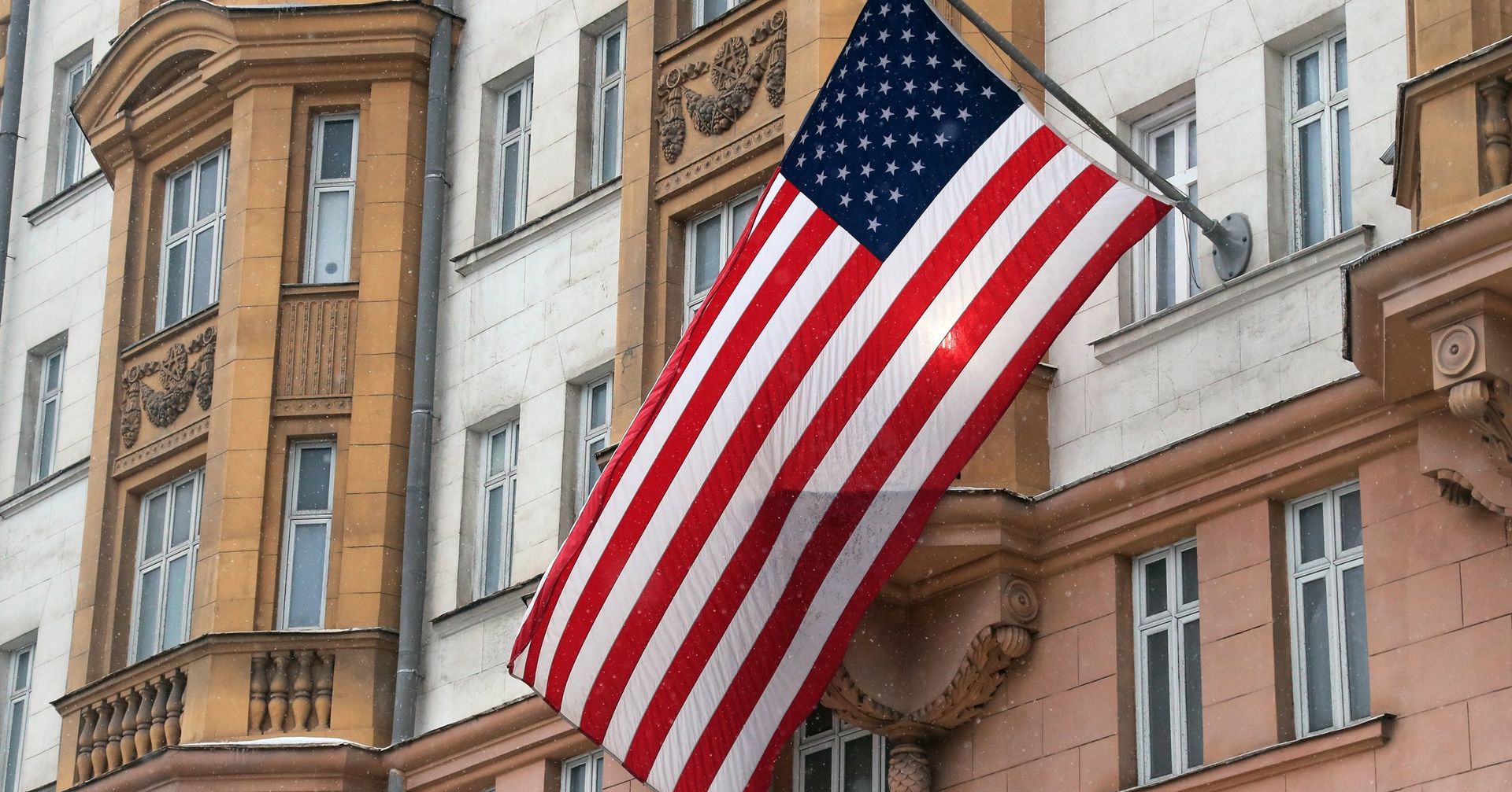 Флаг США на здании посольства на Новинском бульваре в Москве Флаг США на здании посольства на Новинском бульваре в Москве - ИноСМИ, 1920, 21.06.2021