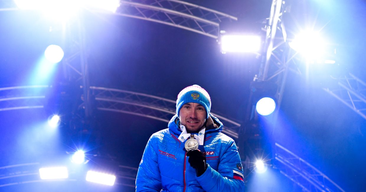 Александр Логинов (Россия), завоевавший бронзовую медаль в гонке преследования среди мужчин на чемпионате мира по биатлону в итальянской Антерсельве, на церемонии награждения