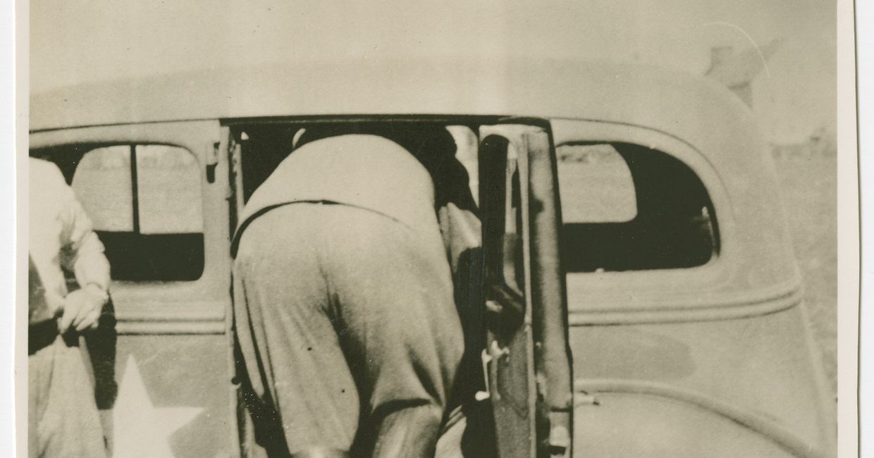 Герман Геринг залезает в машину после ареста. 9 мая 1945 года. Герман Геринг залезает в машину после ареста. 9 мая 1945 года.