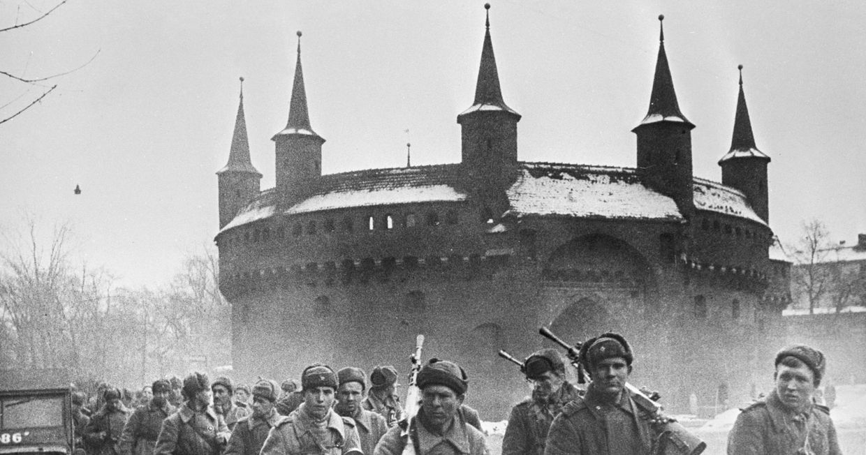 Бойцы I Украинского фронта на одной из улиц Кракова. Освобождение Польши