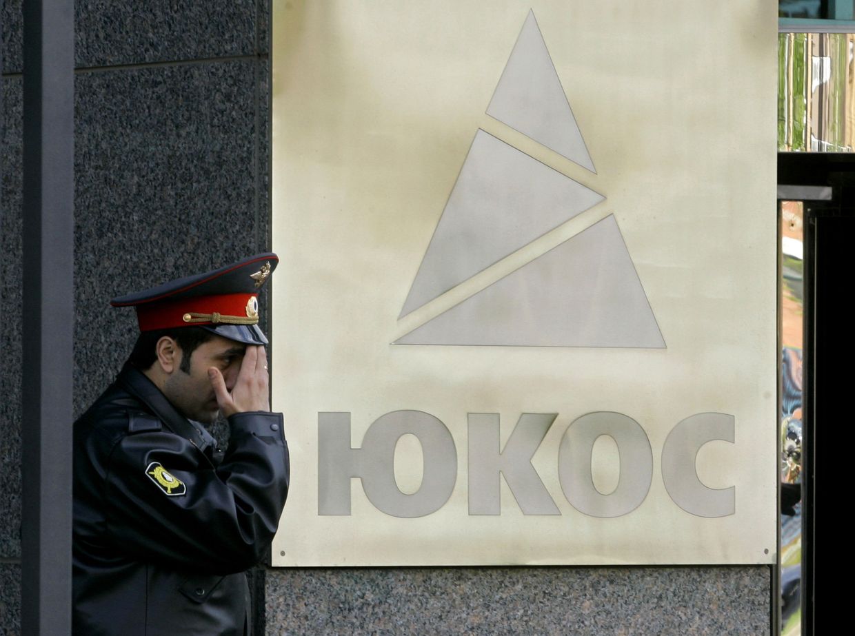 Вход в административное здание НК «ЮКОС»