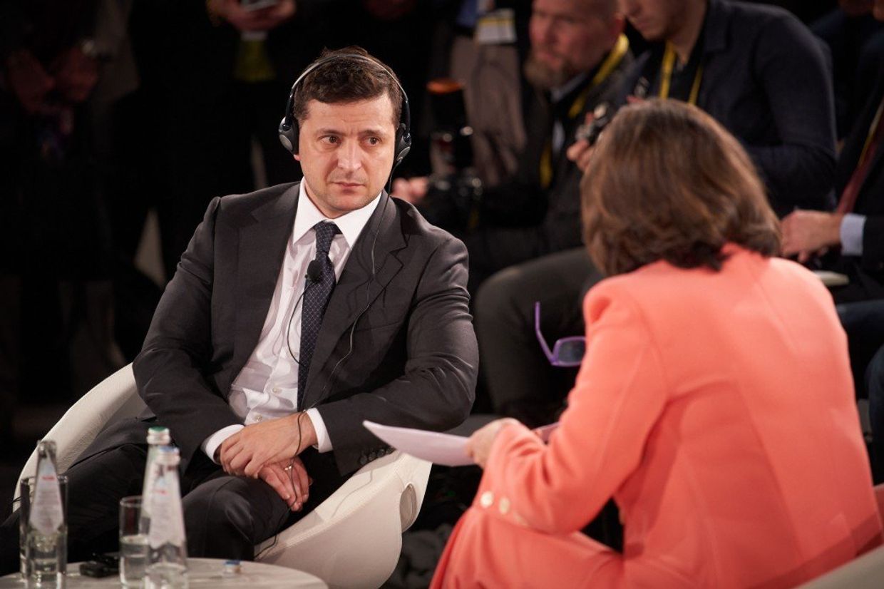 Президент Украины Владимир Зеленский дает интервью на Мюнхенской конференции по безопасности