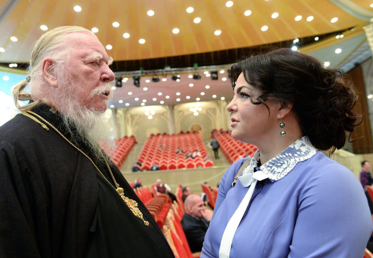 Протоиерей Дмитрий Смирнов и политик Елена Николаева на открытии XX Всемирного русского народного собора