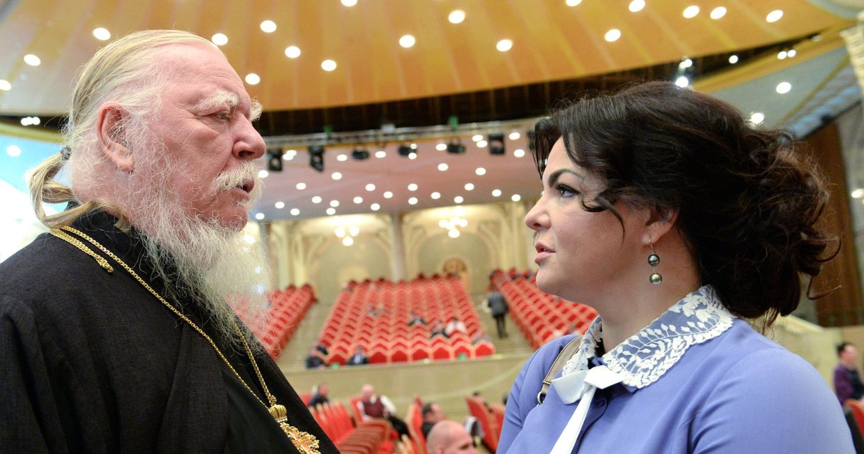 Протоиерей Дмитрий Смирнов и политик Елена Николаева на открытии XX Всемирного русского народного собора Протоиерей Дмитрий Смирнов и политик Елена Николаева на открытии XX Всемирного русского народного собора