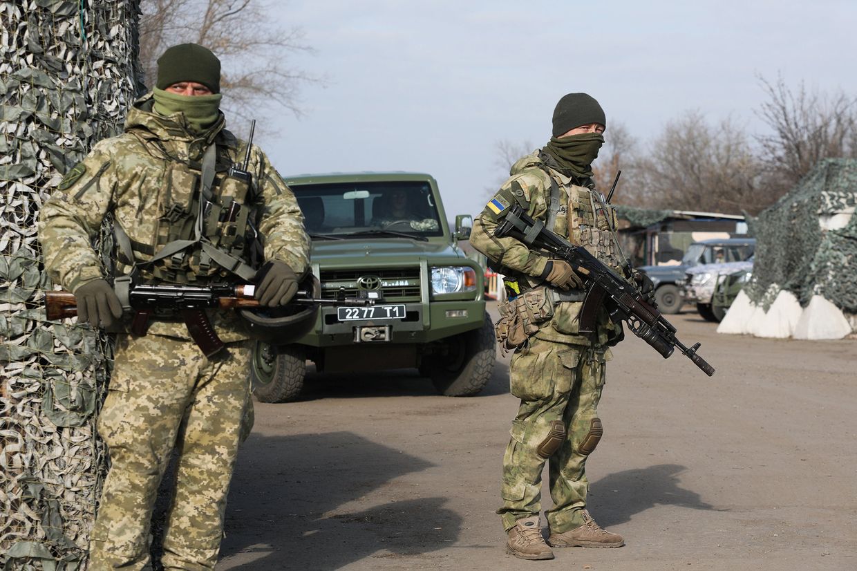 Украинские военнослужащие на блокпосту недалеко от города Золотое в Луганской области