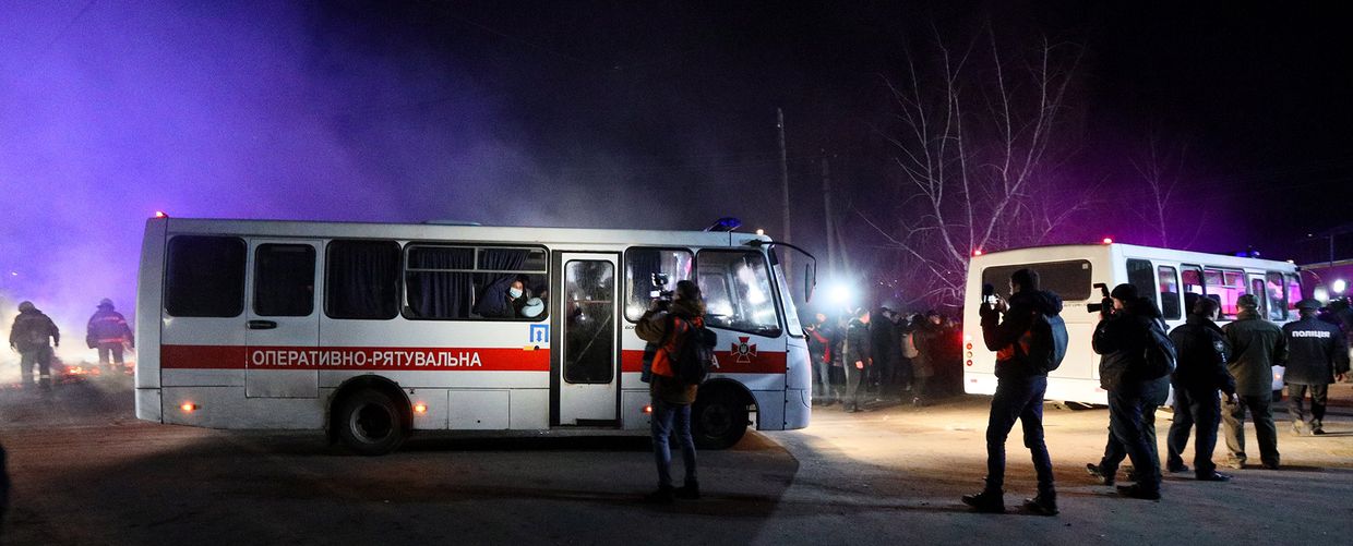 Автобусы с эвакуированными из китайского Уханя в поселке Новые Санжары