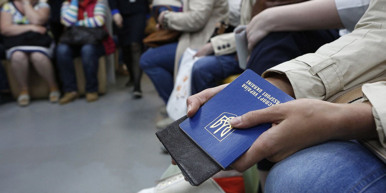 Украинцы ожидают докумены в паспортной службе в Киеве