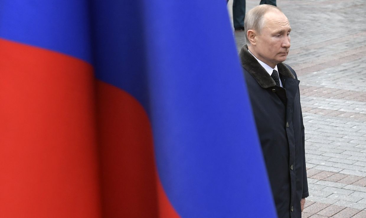 Президент РФ В. Путин и премьер-министр РФ М. Мишустин на церемонии возложения цветов к Могиле Неизвестного Солдата