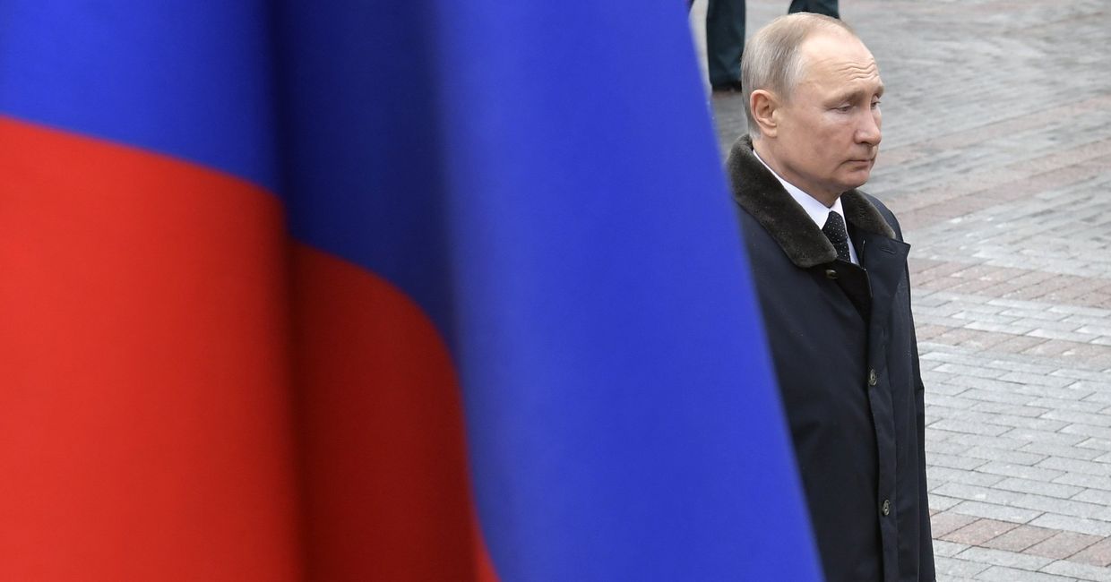 Президент РФ В. Путин и премьер-министр РФ М. Мишустин на церемонии возложения цветов к Могиле Неизвестного Солдата