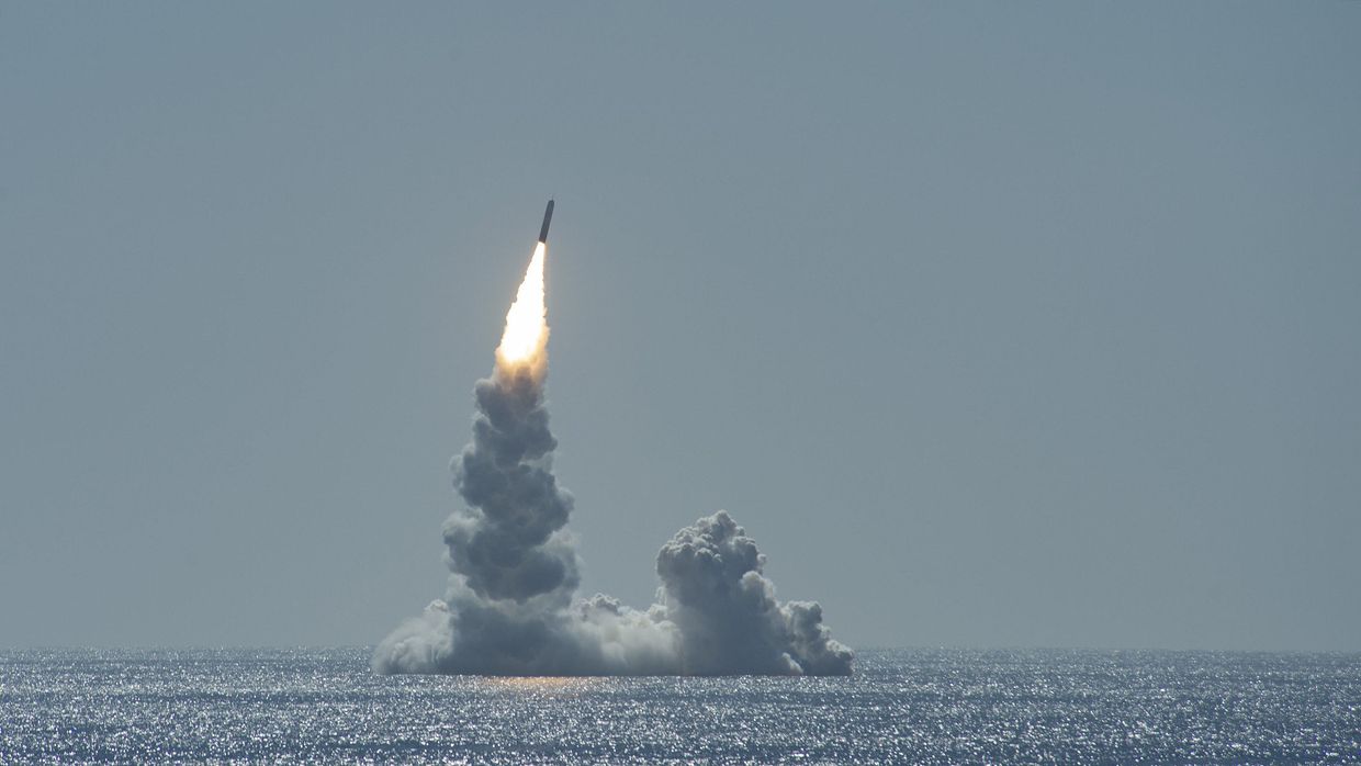 Ракета Trident II, запущенная с подводной лодки USS Maine у побережья Сан-Диего, штат Калифорния
