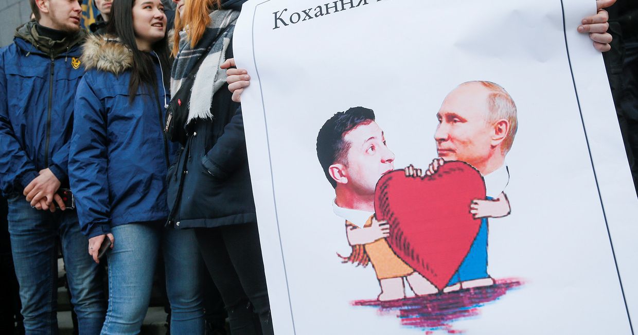 Демонстранты во время акции протеста сторонников политической партии Национальный корпус в День Святого Валентина в Киеве, Украина Демонстранты во время акции протеста сторонников политической партии Национальный корпус в День Святого Валентина в Киеве, Украина