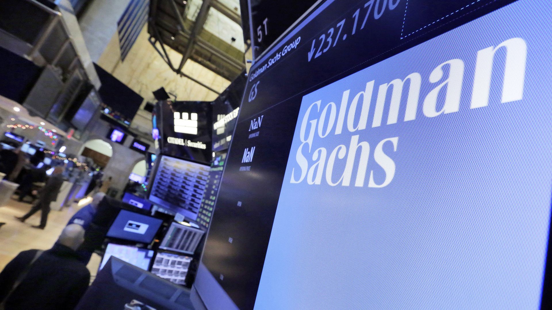Логотип Goldman Sachs на дисплее в торговом зале Нью-Йоркской фондовой биржи - ИноСМИ, 1920, 19.11.2024
