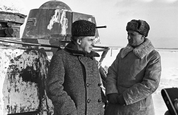 Писатель Илья Эренбург (слева) на фронте