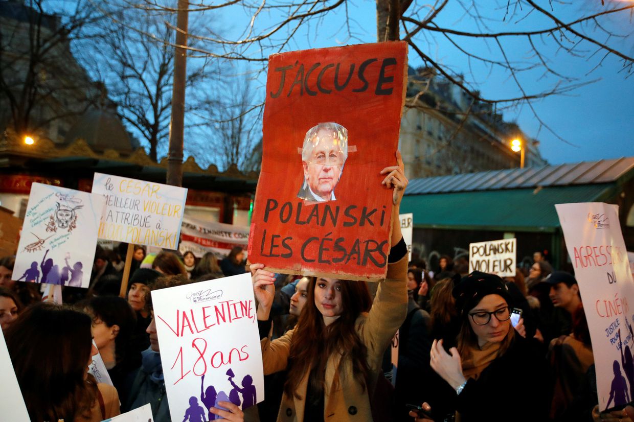 Участники акции протеста против кинорежиссера Романа Полански в Париже, Франция