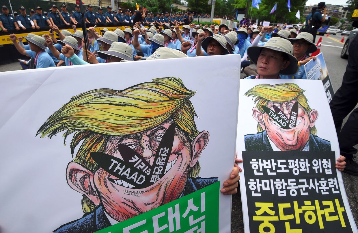 Акции протеста во время антиамериканского митинга у военной базы США в Сеуле