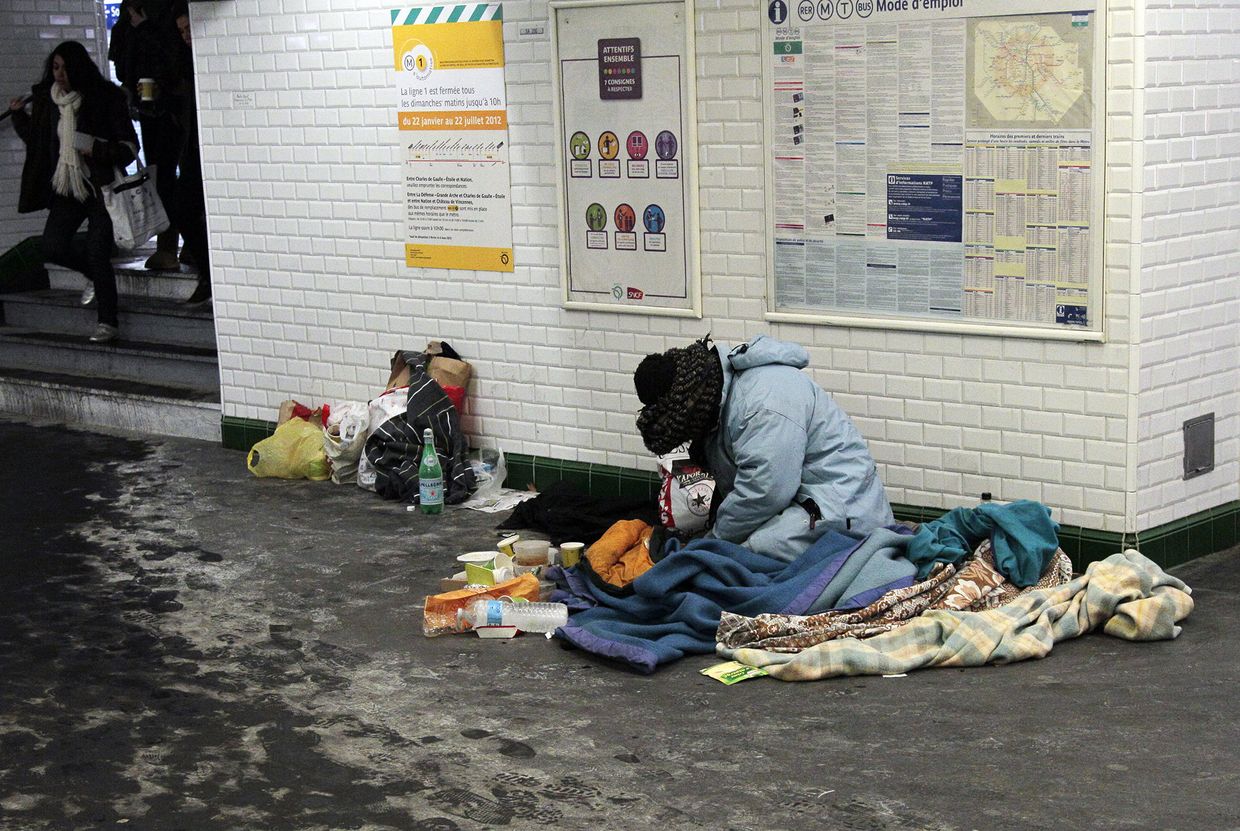 Бездомный в парижском метро