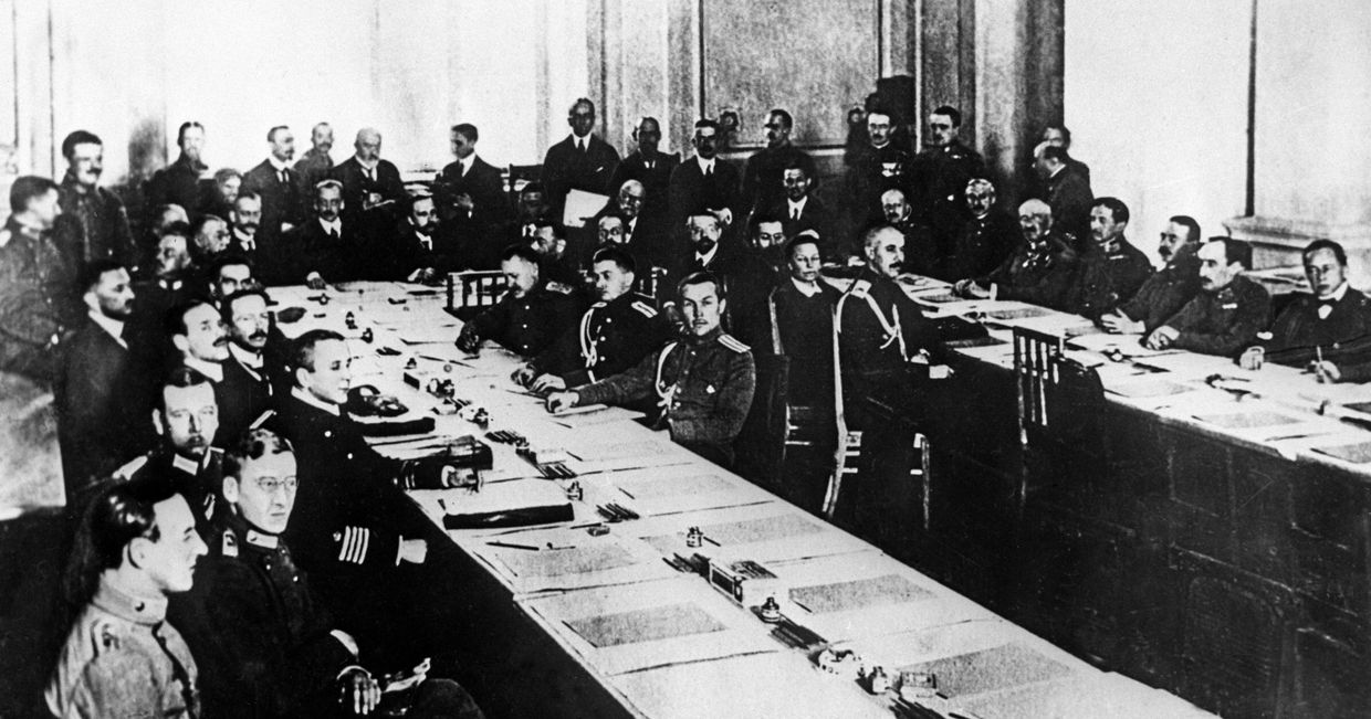 Заседание мирной конференции в Брест-Литовске, 1918г. Заседание мирной конференции в Брест-Литовске, 1918г.
