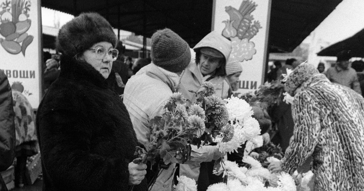 Местные жители продают цветы на рынке Местные жители продают цветы на рынке