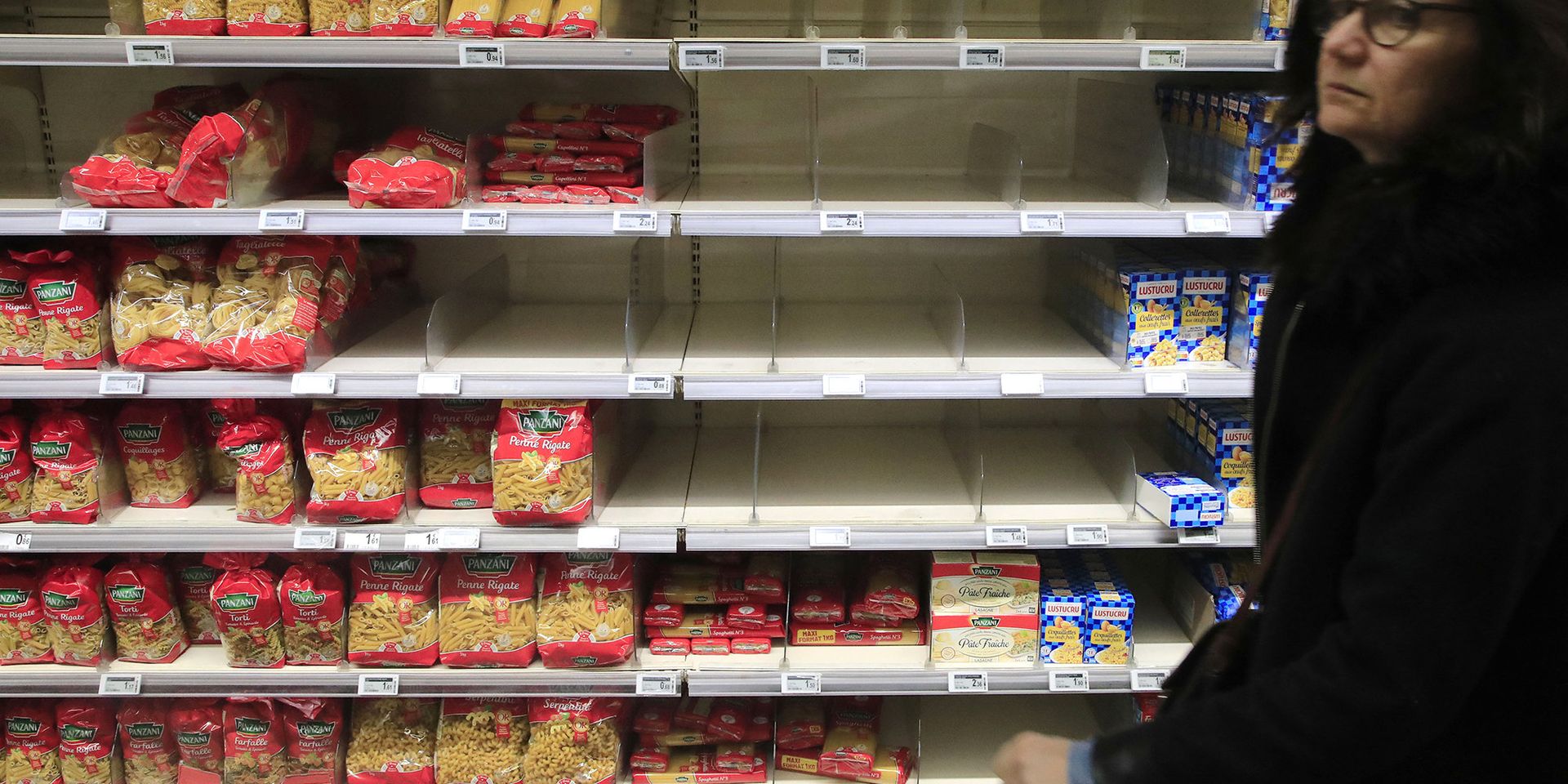 Полупустые полки в одном из продуктовых магазинов Парижа - ИноСМИ, 1920, 22.08.2022