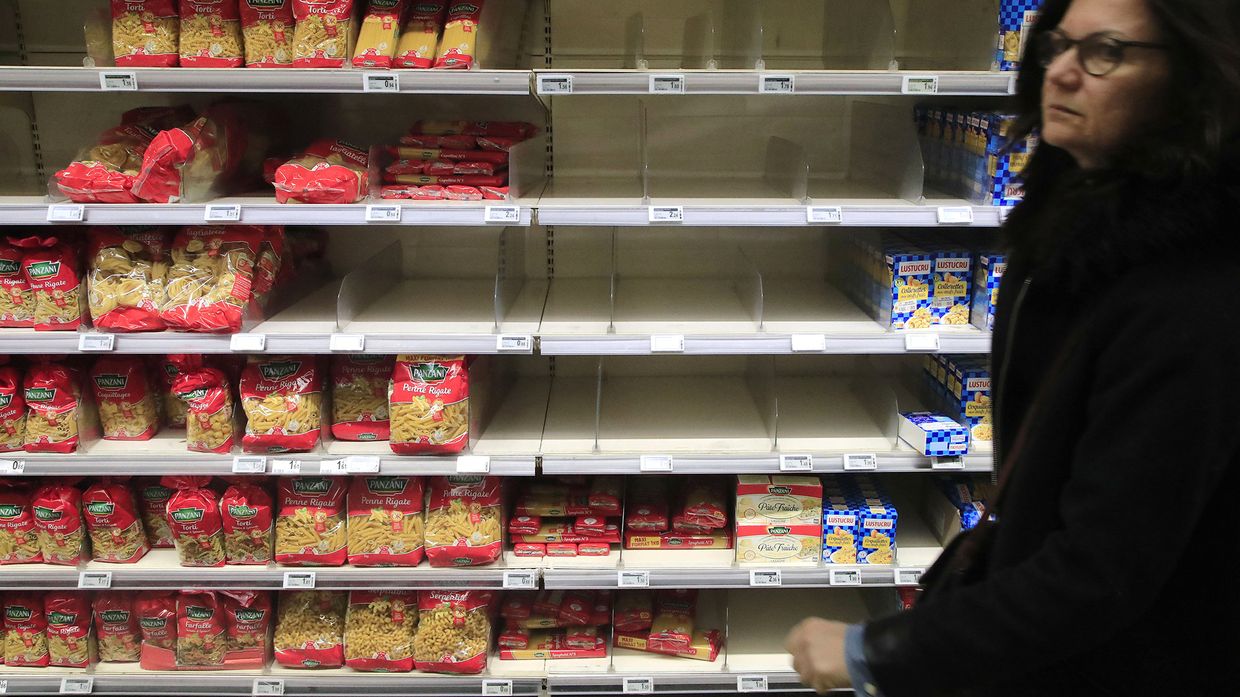 Полупустые полки в одном из продуктовых магазинов Парижа