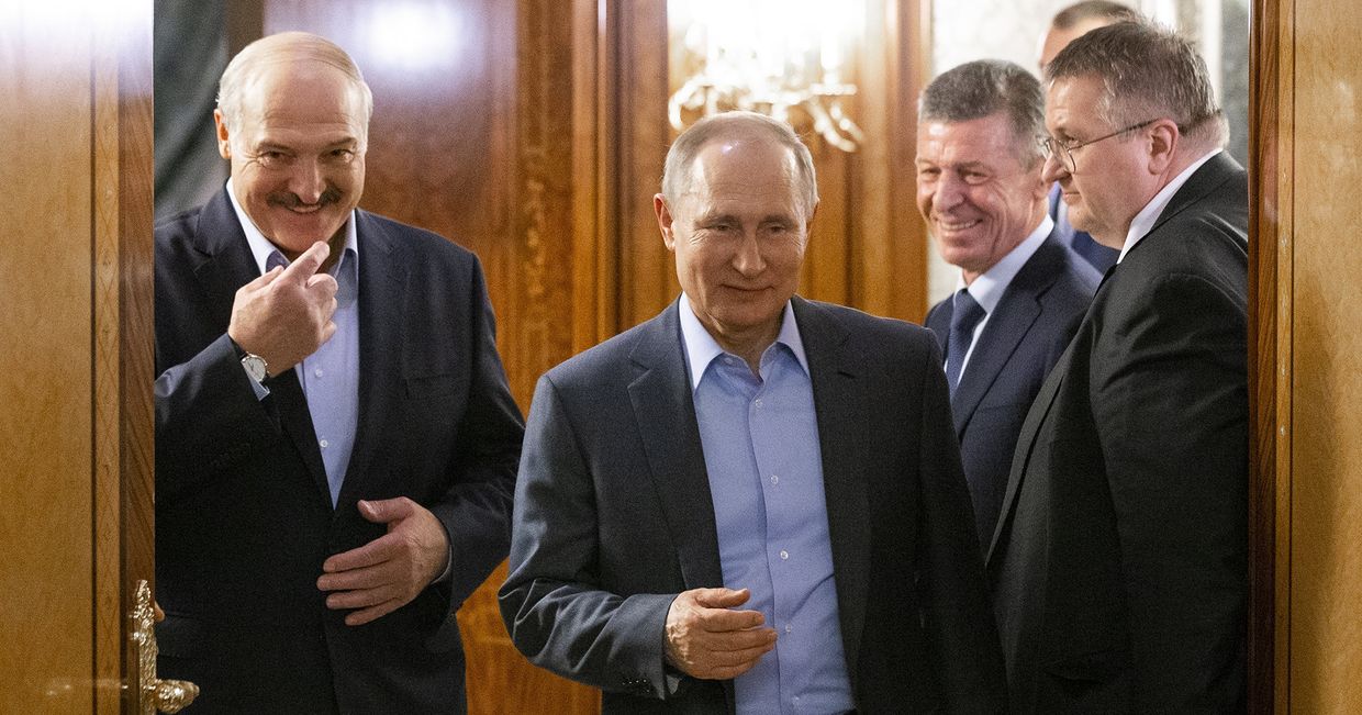 Президент РФ Владимир Путин и президент Белоруссии Александр Лукашенко во время встречи Президент РФ Владимир Путин и президент Белоруссии Александр Лукашенко во время встречи