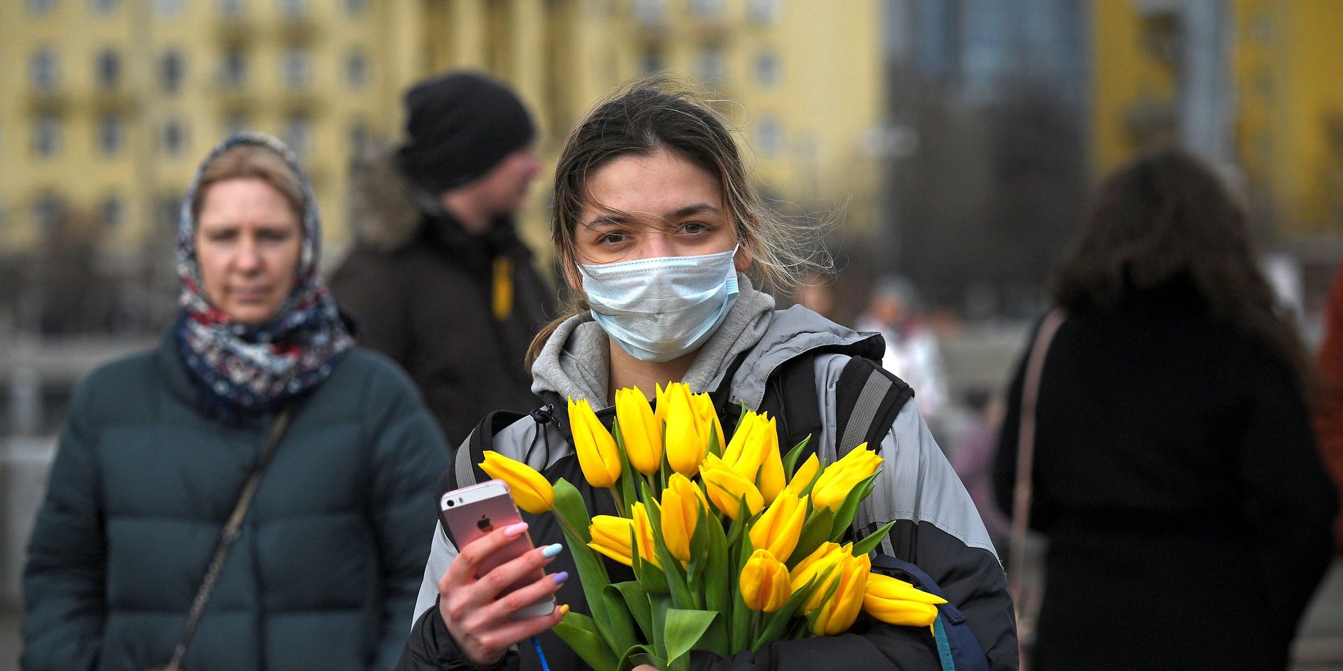 Девушка с цветами и в маске на Пушкинской набережной в Парке Горького в Международный женский день в Москве - ИноСМИ, 1920, 02.04.2022