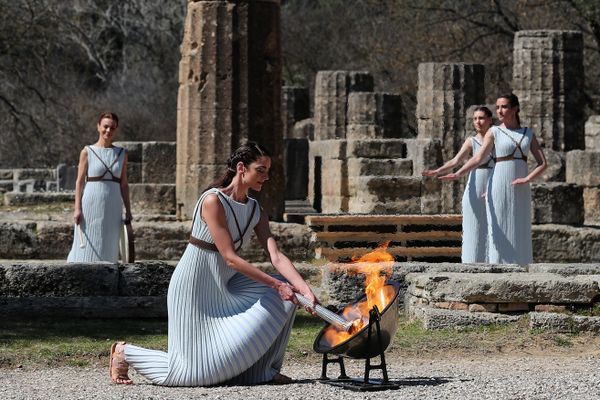 Греческая актриса, исполняющая роль верховной жрицы во время церемонии зажжения Олимпийского огня на летних Олимпийских играх 2020 года в Токио