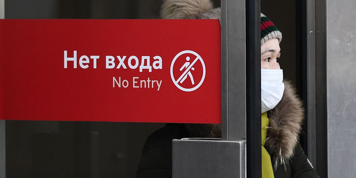 Женщина выходит из метро в Москве Женщина выходит из метро в Москве