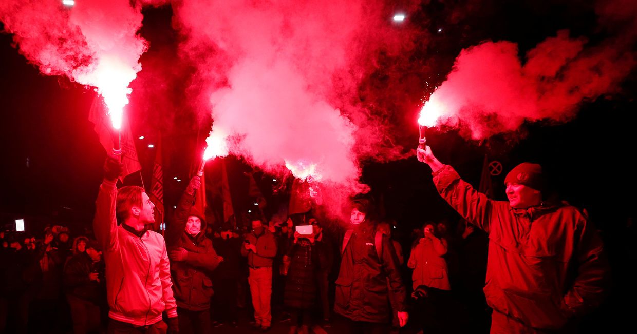 Участники акции протеста у здания российского посольства в Киеве, Украина