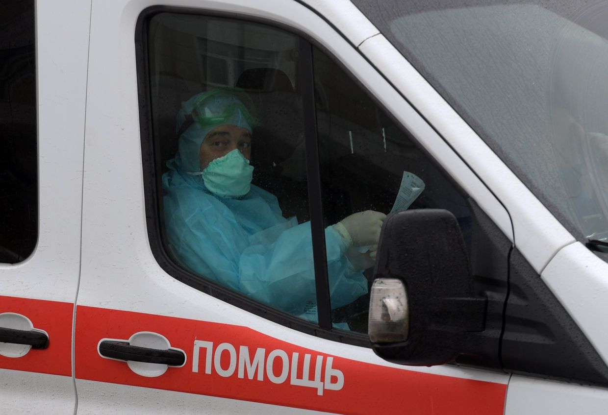 Машина скорой медицинской помощи на территории Клинической инфекционной больницы им. С. П. Боткина