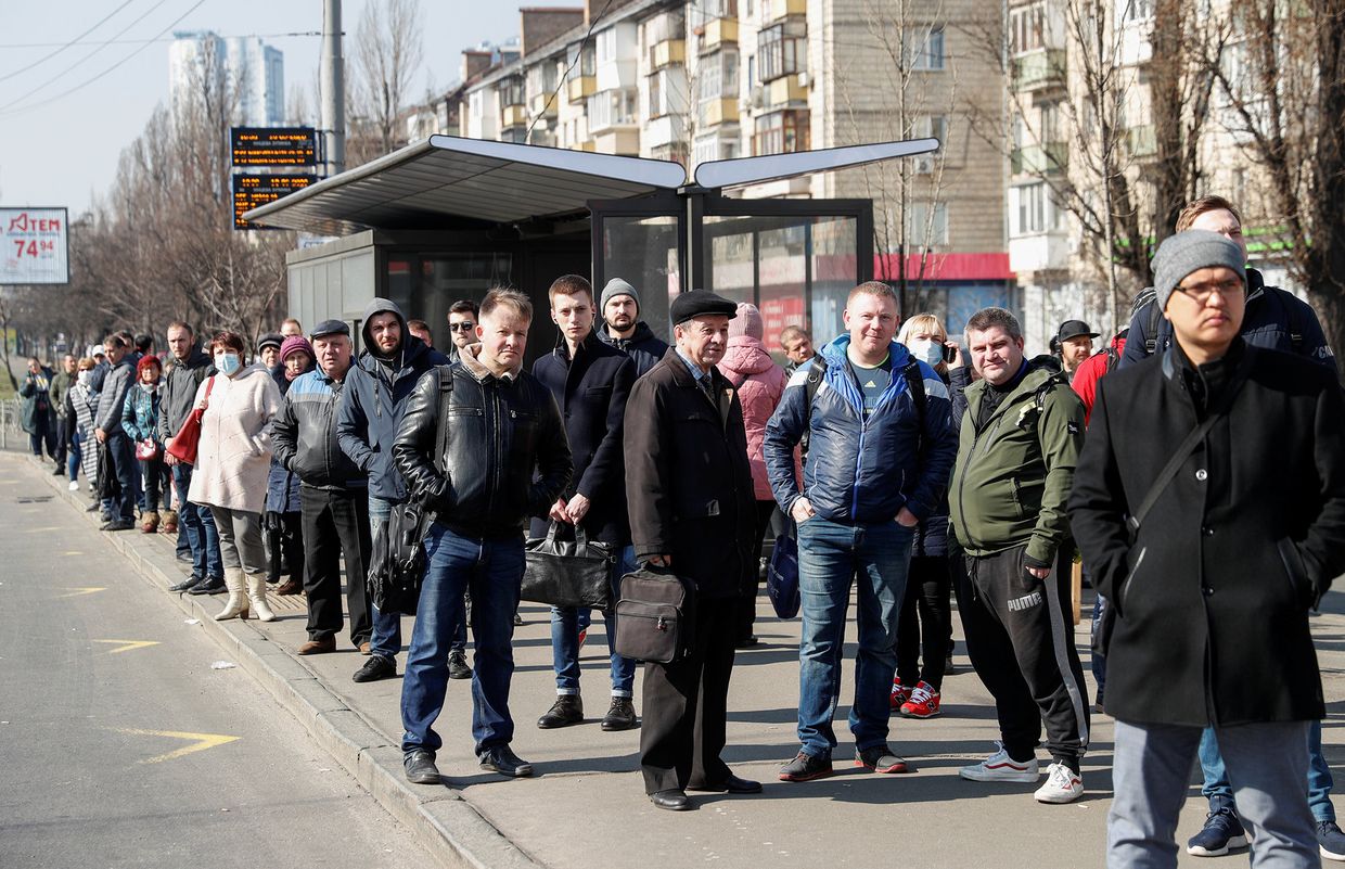 Пассажиры на остановке общественного транспорта в Киеве, Украина