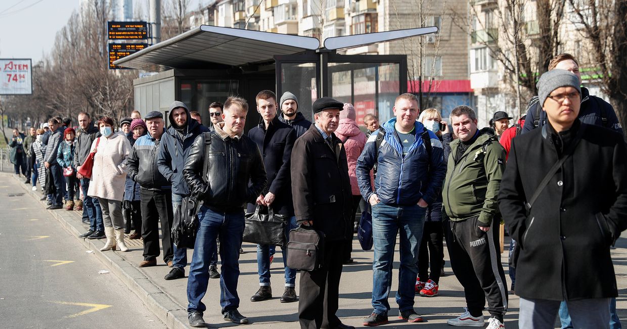 Пассажиры на остановке общественного транспорта в Киеве, Украина Пассажиры на остановке общественного транспорта в Киеве, Украина