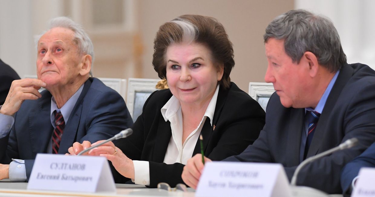 Президент РФ В. Путин встретился с рабочей группой по подготовке поправок в Конституцию Президент РФ В. Путин встретился с рабочей группой по подготовке поправок в Конституцию